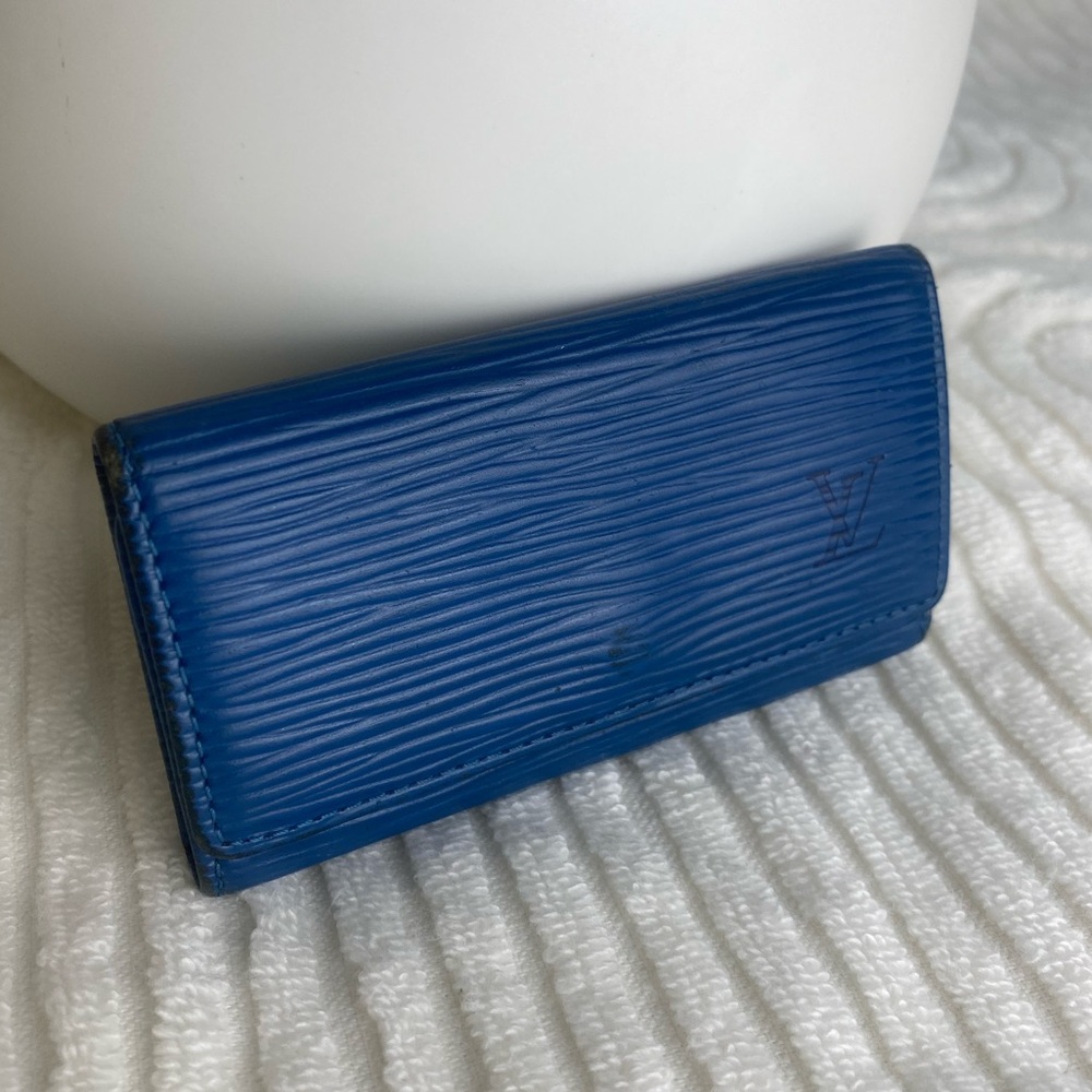 Louis Vuitton Blue Epi leather 4 Key Holder Case key cles, Key Holder with COA